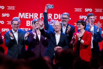 Olaf Scholz (en el centro), durante el mitin de cierre de campa?a celebrado este viernes en Dortmund.