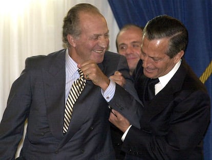 Adolfo Suárez caçoa com o Rey Juan Carlos durante a cerimônia de entrega do Premio del Grupo Correo-Prensa Española aos valores humanos, concedido a Suárez, em abril de 2002.