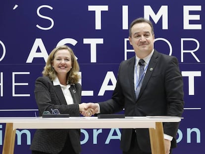 La ministra de Economía en funciones, Nadia Calviño, y el director ejecutivo del Fondo Verde para el Clima, Yannik Glemarec, durante la firma de la enmienda del acuerdo, este jueves en la COP25 en Madrid.