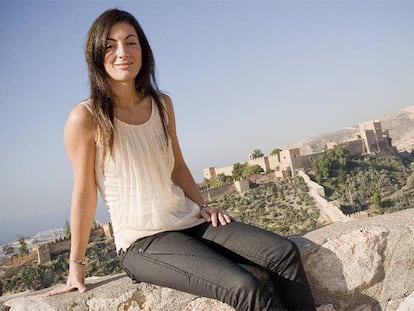 Rosario Soto, en el Cerro de San Miguel, con la Alcazaba de Almería al fondo.