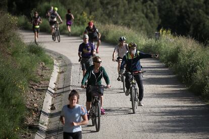 La Carretera de la Aigües llena de corredores y ciclistas ayer.