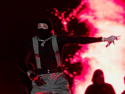 El cantante mexicano Peso Pluma durante un concierto en Ciudad de México, en noviembre.