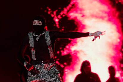 El cantante mexicano Peso Pluma durante un concierto en Ciudad de México, en noviembre.