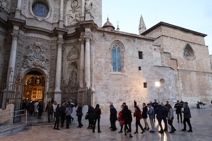 Varias personas llegan para asistir al funeral por las víctimas de la dana celebrado este lunes en la catedral de Valencia. 