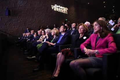 En primera fila, desde la derecha, la empresaria, Inés Juste; la exministra, Elena Salgado; el consejero delegado de PRISA Noticias, Alejandro Martínez Peón; la presidenta del Consejo de Estado, María Teresa Fernández de la Vega; la directora de EL PAÍS, Soledad Gallego-Díaz, junto a otras autoridades, invitados y directivos del Grupo PRISA.