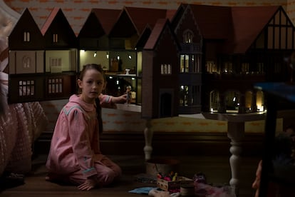 Amelie Bea Smith, en el primer episodio de 'La maldición de Bly Manor'.