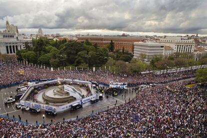 Los jugadores del Madrid llegan a la Cibeles.