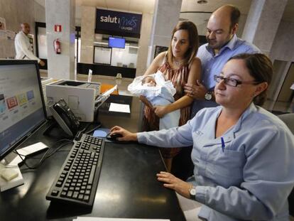 Els pares del Marc l'inscriuen al Registre Civil des de l'hospital.