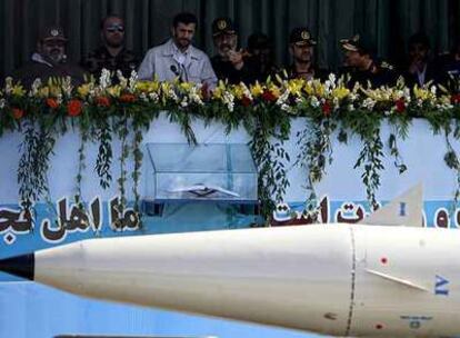 Ahmadineyad, acompañado por mandos del Ejército, preside el desfile militar celebrado ayer en Teherán.