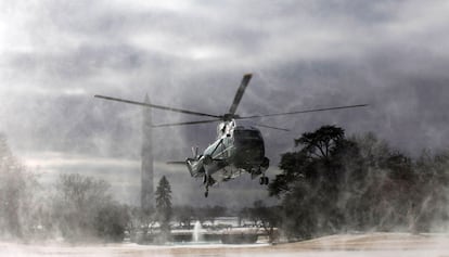 El 'Marine One', helicóptero que transporta a los presidentes de EE UU, aterriza en medio del hielo en el helipuerto de la Casa Blanca, poco antes de que Obama parta en viaje a Cleveland, Ohio.