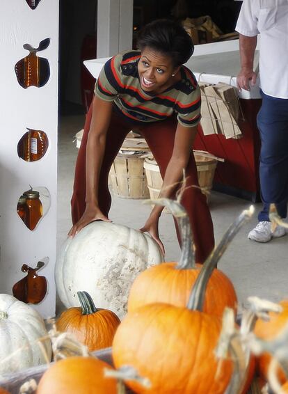 Michelle Obama selecciona una de las calabazas que adornarán la Casa Blanca en la fiesta de Halloween.