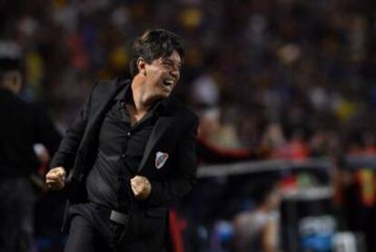 El entrenador Marcelo Gallardo celebra el segundo gol de River.