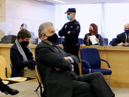 El extesorero del PP Luis Bárcenas, sentado en el banquillo de los acusados, este lunes.