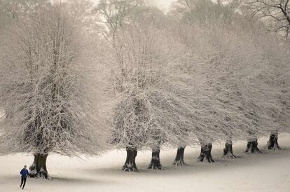 Un hombre hace 'footing' en el el parque de Lyme en Stockport, al noroeste de Inglaterra, donde ha caído una fuerte nevada