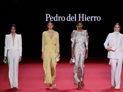 Varias modelos caminan por la pasarela en el desfile de la firma Pedro del Hierro, en el recinto ferial de IFEMA, en Madrid, a 15 de febrero de 2023, en Madrid (España), en el primer día de la edición número 77 de la Mercedes-Benz Fashion Week de Madrid, que se celebra del 15 al 19 de febrero de 2023.