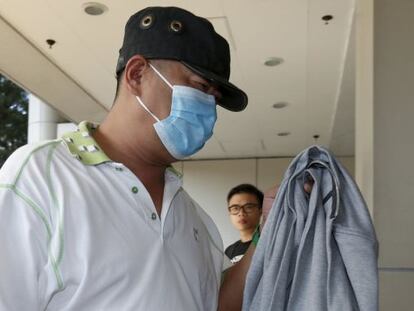 Un operador de casino de Hong Kong acusado de blanqueo llega al juzgado.