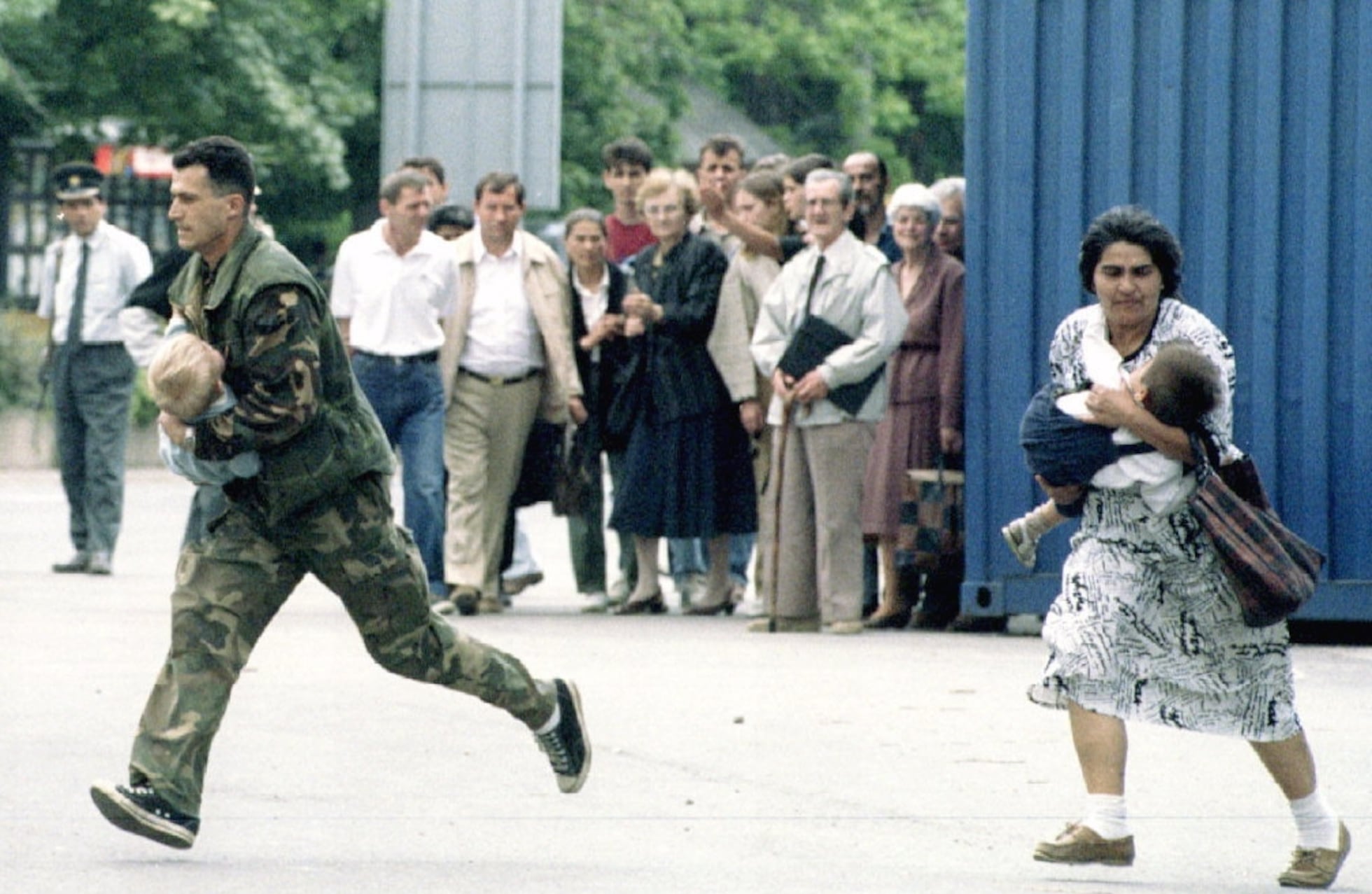 La Fiscalía de Milán investiga 'safaris humanos' en Sarajevo: viajes a la  guerra en los noventa pagando por disparar a personas | Internacional | EL  PAÍS