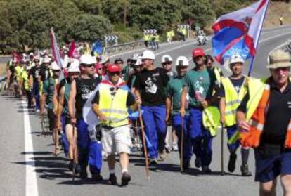 Los mineros que forman parte de la marcha negra a su llegada a la localidad segoviana de Villacastín, al concluir la demicoquinta etapa en su viaje hacia Madrid.