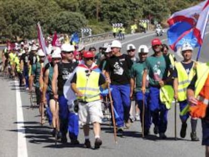 Los mineros que forman parte de la marcha negra a su llegada a la localidad segoviana de Villacastín, al concluir la demicoquinta etapa en su viaje hacia Madrid.