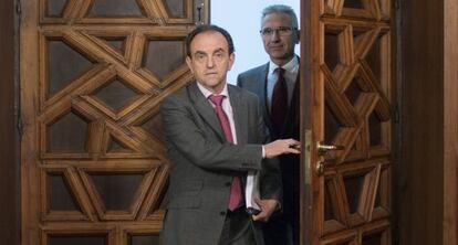 Rafael Rodríguez y Miguel Ángel Vázquez, tras el Consejo de Gobierno.