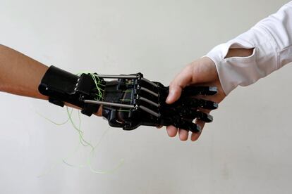 Angel Peng, 8, who injured her hand in a scalding accident when she was nine months old, shakes hands with her mother wearing a 3D-printed prosthetic hand designed and built by engineer Chang Hsien-Liang, in Taoyuan, Taiwan, May 8, 2017. REUTERS/Tyrone Siu          SEARCH "PROSTHETIC 3D" FOR THIS STORY. SEARCH "WIDER IMAGE" FOR ALL STORIES.