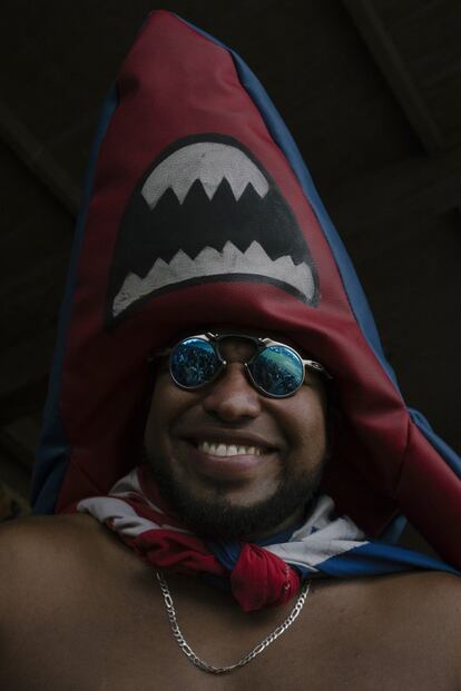 Mejillón, en las gradas del estadio de la Universidad Central de Venezuela, durante un reciente partido de béisbol entre los Tiburones de La Guaira y los Leones de Caracas.