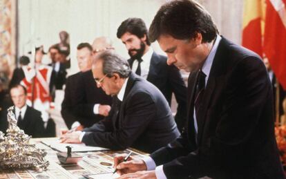 Felipe González, Fernando Morán y Manuel Marín, en la firma de la incorporación de España a la Comunidad Económica Europea, en 1985.