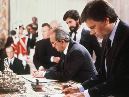 Felipe González, Fernando Morán y Manuel Marín, en la firma de la incorporación de España a la Comunidad Económica Europea, en 1985.