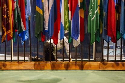 Fotografía cedida por la ONU donde aparece un trabajador de ultimando detalles para la semana de la septuagésima tercera sesión de la Asamblea General el 24 de septiembre de 2018.