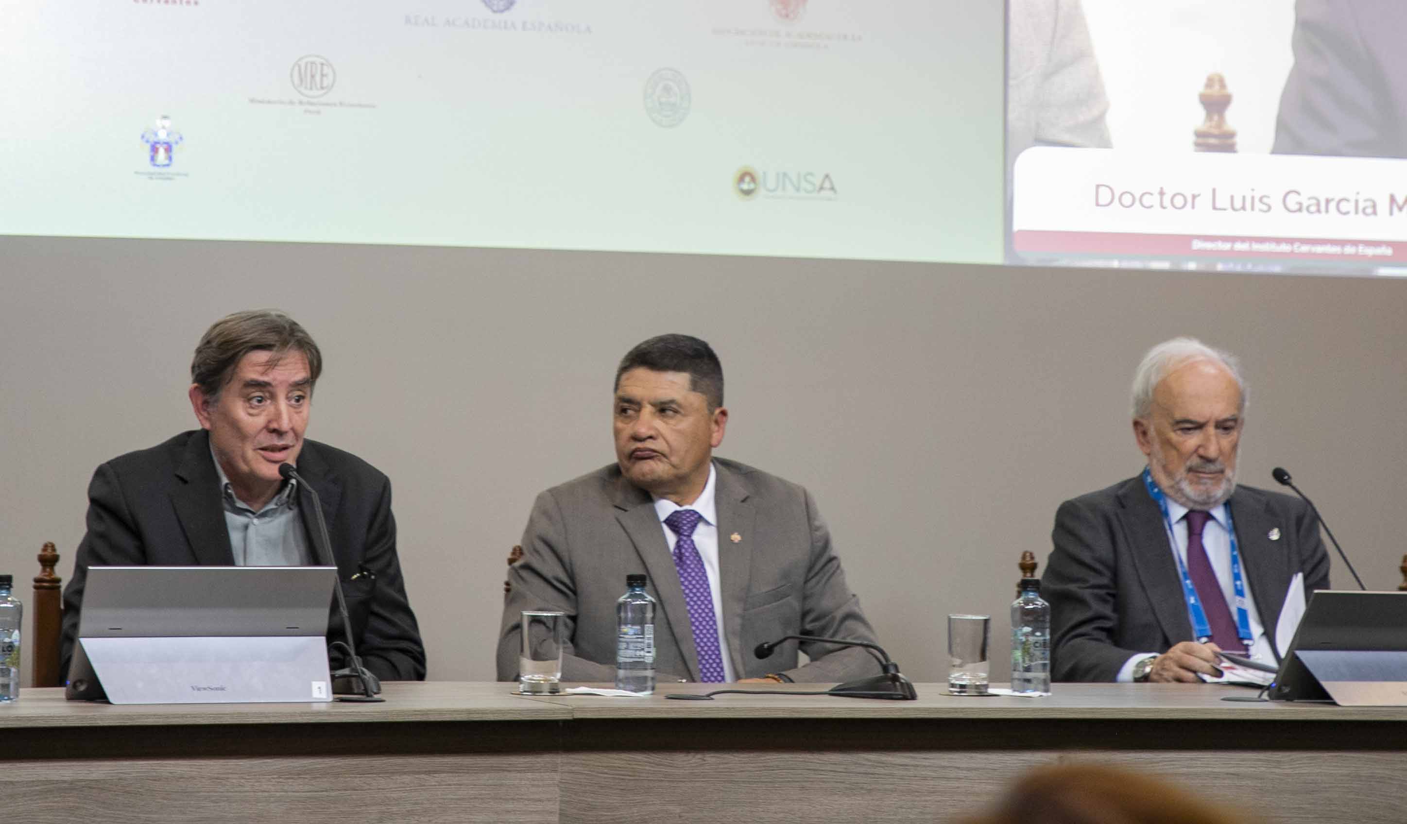 Desde la izquierda, Luis García Montero director del Instituto Cervantes; Víctor Hugo Rivera, alcalde de Arequipa, y Santiago Muñoz Machado, director de la Real Academia Española.