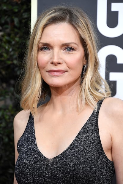 Michelle Pfeiffer. Fue una de las muchas estrellas de más de 50 que se apuntaron al escote en los Globos de Oro. Con 61 estupendos años, la actriz de Maléfica tampoco dudó a la hora de presumir de raya oscura en su melena.