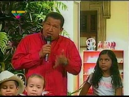 El presidente de Venezuela, Chávez, bromea ante su próximo encuentro con el Rey