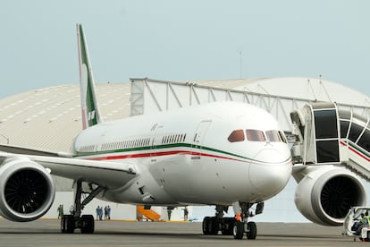 El avión Boeing 787-8 Dreamliner durante los preparativos para su despegue en la pista del Aeropuerto Internacional de la Ciudad de México.