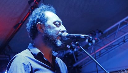 Jota, cantante de Grupo de Expertos Solynieve, durante el concierto.