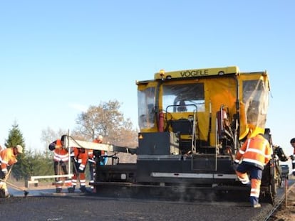 Empleados de Kauno Tiltai, filial lituana de Comsa Emte, trabajan en una carretera.