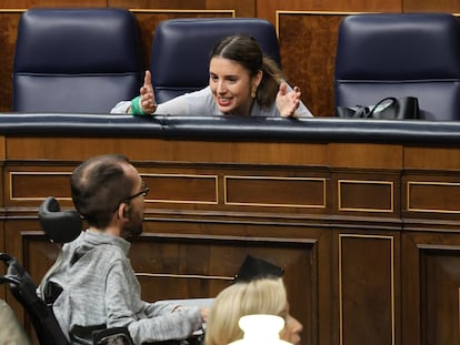 16/02/2023 La ministra de Igualdad, Irene Montero, conversa con el portavoz de Unidas Podemos, Pablo Echenique, durante una sesión plenaria en el Congreso de los Diputados, a 16 de febrero de 2023, en Madrid (España). La Ley Trans y la del aborto, culminan su tramitación parlamentaria, con su aprobación definitiva por parte del Gobierno. Los socios del Ejecutivo, PSOE y Podemos, votarán ambas normativas, mientras siguen enfrentados por la reforma de la Ley del 'sólo sí es sí'. Aunque en un principio se pretendía aprobar definitivamente esta ley en el Senado, unas correcciones técnicas han obligado a la Ley Trans ha regresar este jueves al Congreso. Por otro lado, el Congreso también ha aprobado la ley orgánica por la que se modifica la Ley de salud sexual y reproductiva y de la interrupción voluntaria del embarazo, que llega al Congreso después de que el Pleno del Senado diera luz verde al texto la semana pasada.
POLITICA 
Marta Fernández Jara - Europa Press
