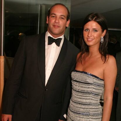 <p>A las 2.30 de la madrugada del 15 de agosto de 2004, Nicki Hilton se casaba en Las Vegas con un amigo de la infancia, Todd Meister. Un enlace en el que su hermana, Paris Hilton, ejerció de dama de honor. </p> <br> <p> <p>El matrimonio de la heredera del imperio hotelero que lleva su apellido y el empresario se anuló tres meses después, y ambos explicaron que se casaron “como un capricho”. Nicki Hilton se casó en julio de 2015 con el millonario financiero James Rothschild.</p> <br> <p>