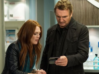 Julianne Moore y Liam Neeson, en la película 'Non-Stop' de Jaume Collet-Serra.