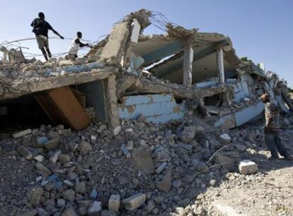 Varias personas remueven escombros en una escuela tras el terremoto de Haití.