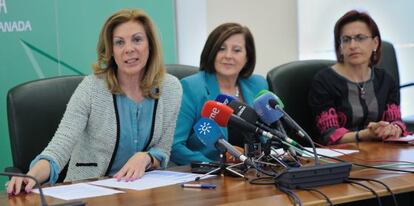 María José López, a la izquierda, presenta los datos de Sierra Nevada.