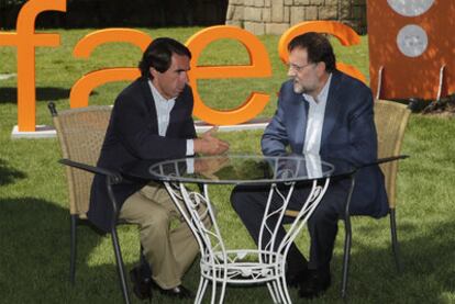 Aznar y Rajoy, durante un descanso del acto de clausura del Campus FAES.