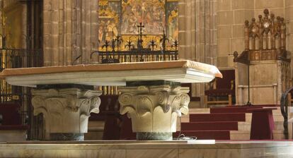 Los dos capiteles visigodos utilizados como columnas para el altar mayor de la catedral de Barcelona. Al fondo, a la derecha, la cátedra románica.
