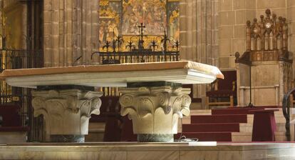 Los dos capiteles visigodos utilizados como columnas para el altar mayor de la catedral de Barcelona. Al fondo, a la derecha, la cátedra románica. 