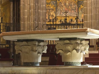 Los dos capiteles visigodos utilizados como columnas para el altar mayor de la catedral de Barcelona. Al fondo, a la derecha, la cátedra románica. 