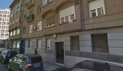 Vista de la fachada del edificio en la calle Paz de Zaragoza, donde se encontró el cadáver del hombre.