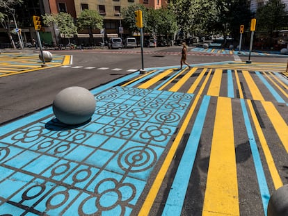 Saturación de elementos de señalización en el cruce entre las calles de Rocafort y Cent en Barcelona.