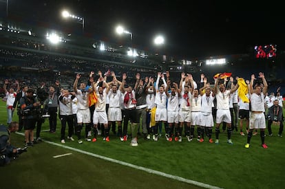 Los jugadores del Sevilla celebran la victoria con la afición.