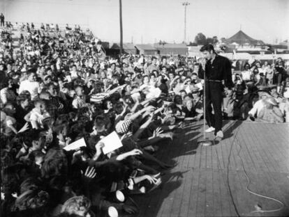 Elvis rodeado de seguidores durante un concierto en su ciudad natal, en 1956.