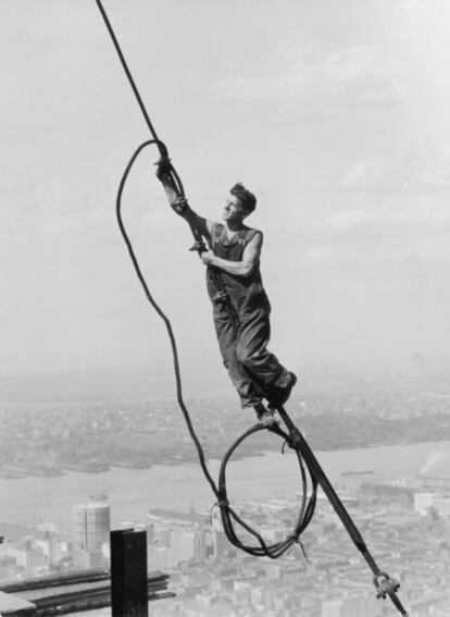 Un obrero trabaja en la construcción del Empire State, en una imagen tomada alrededor de 1931 por Lewis W. Hine, que incluyó en su proyecto fotográfico 'Men At Work'. El edificio tenía como finalidad original ser una torre de anclaje para dirigibles.