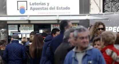 Colas en una administración de lotería de la Puerta del Sol.